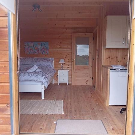 להינץ' Ceaser'S Cabin Is A Cosy 1 Bedroom Cabin מראה חיצוני תמונה